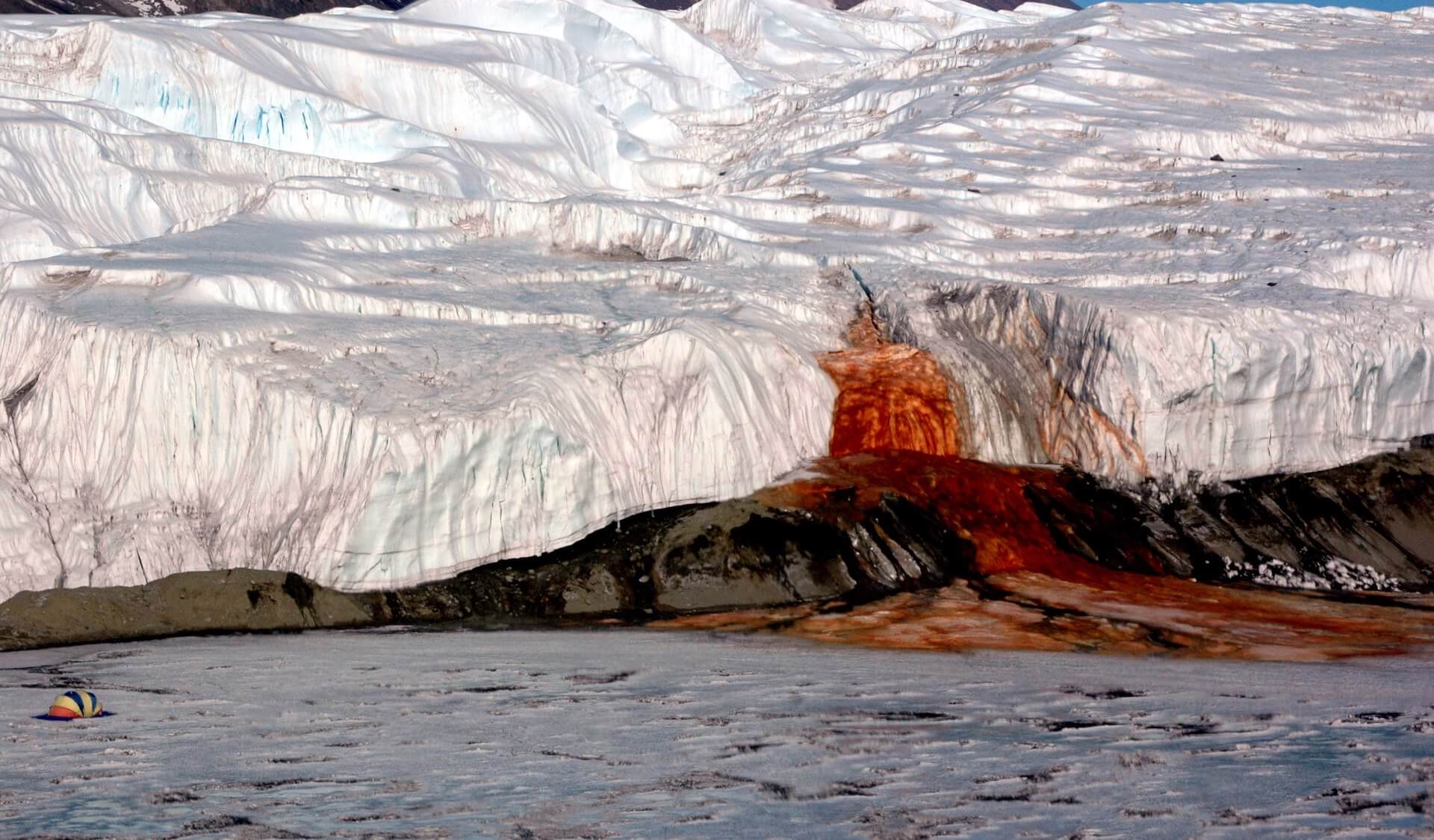 Las Cataratas de Sangre de la Antártida rezuman sus aguas carmesíes